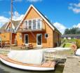 Peaceful Holiday Home In Horning With Docking Space