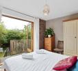 Sunny Regency Apartment - Sleeps 2 To 4 Guests - Shared Garden