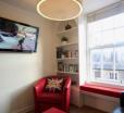 Altido Perfect Location - Stylish 2bd Rose St Apartment