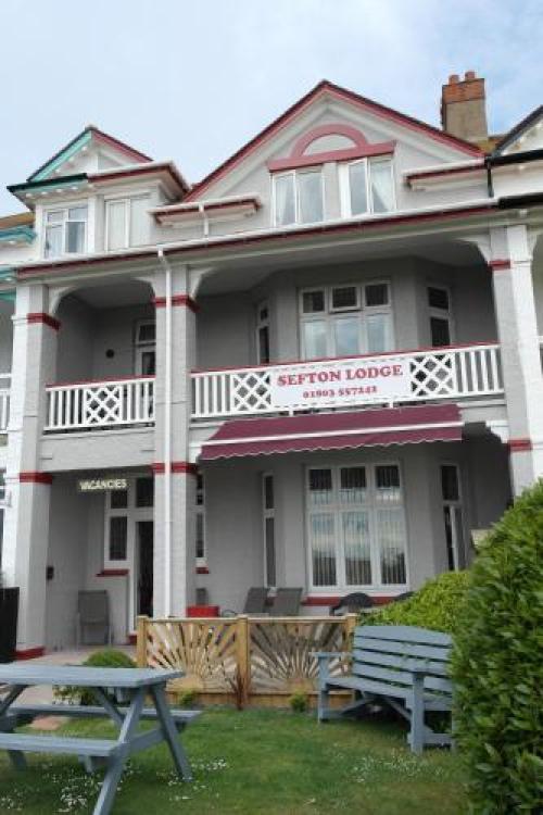 Sefton Lodge Seafront ,panoramic Sea View Ensuite Balcony Rooms Available, Guest Garden, Paignton, 