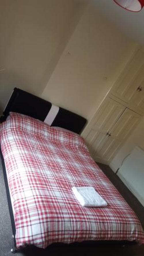 Clean & Comfortable Room In Huddersfield, Birchencliffe, 