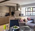 Stylish Luxury Central Apartment With Gated Parking Plus Exceptional Feedback With Private Entra