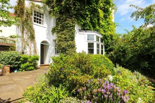 Idyllic 4-bedroom 'country Cottage' In Bristol, Cotham, 