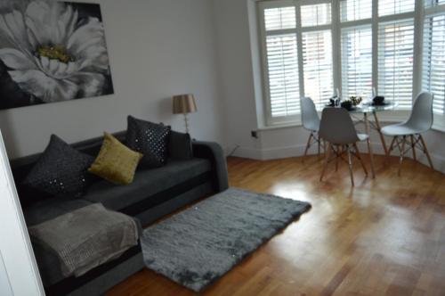 Victorian One Bedroom With Jacuzzi And Parking, Windsor, 
