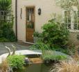 Cosy Self Contained Cottage In Peaceful Courtyard, Great Base For Visiting Friends And Family An
