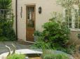 Cosy Self Contained Cottage In Peaceful Courtyard, Great Base For Visiting Friends And Family An
