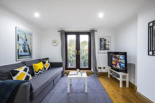 Stunning Light Filled 2 Bed Apartment + Parking Sleeps 7, East Dulwich, 