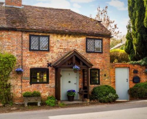 Quintessentially English 3-bed Cottage In Farnham, Aldershot, 