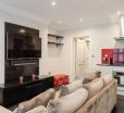 Modern Red Flat Near Tube Lines By Guestready