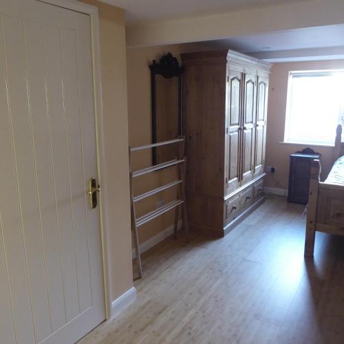 2 Single Beds Lovely Home, Ottershaw, 