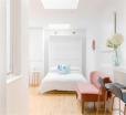 Minimalist Luxury Studio - Roof Skylights And Cute Patio! - Moments From Portobello - New