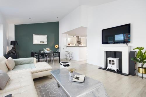 Penthouse Apartment, Sheffield City - With Parking And Balcony, Sheffield, 