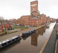Canal Side Apartment In Chester