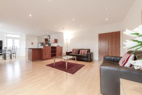 Roomspace Serviced Apartments - Thames Edge, Staines, 