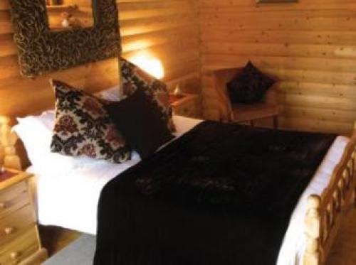 Redlands Country Lodge Log Cabin Apartments & Weebothy, Ladybank, 