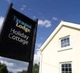 Tycanol Lodge. Holiday Cottage With Hot Tub