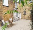 Stunning Town House - 5 Mins From The Beach