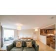 Immaculate 2 Bed House, Sleeps 6, Free Parking