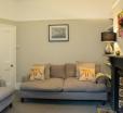 Cosy 2 Bed Ground Floor Flat In London