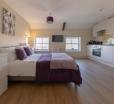 Apartment 10, Isabella House, Aparthotel, By Rentmyhouse