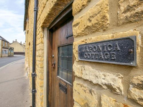 Japonica Cottage, Bourton on the Water, 