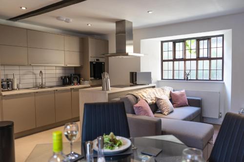 Stylish Luxury Central Apartment With Gated Parking Plus Exceptional Feedback With Private Entra, Peterborough, 