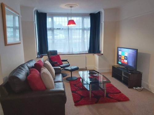 Luton Airport House-3 Bedroom - 5 Minutes To Airport-free Parking, Luton, 