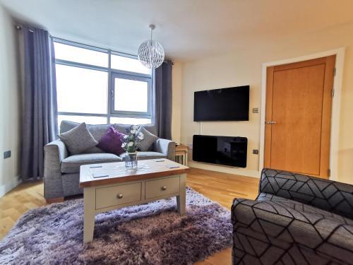 2 Bedroom City Centre Apartment With Free Parking, Cardiff, 