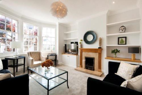 Modern Family Home In London Close To Amenities And Train, Tooting, 