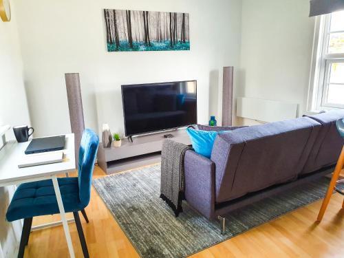 Luxury Serviced King Bed Apartment By Cosybnb, Cheltenham, 