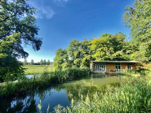 Secluded, New Forest Riverside Lodge, Fordingbridge, 