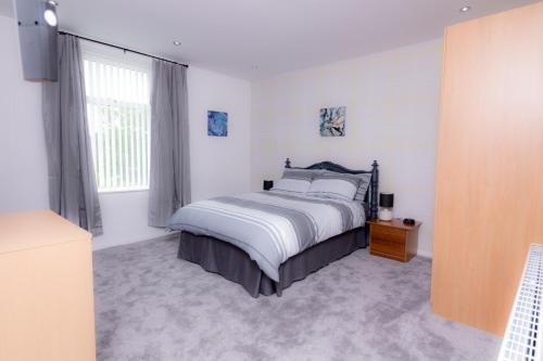 Entire House - 2 Bedroom - 3 Bed - Free Wifi - Tv, Clayton le Moors, 