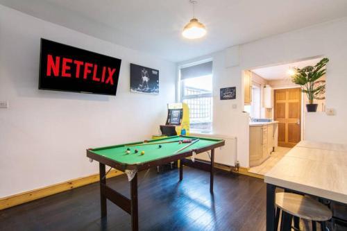 3 Bedroom House With Games Room, Arcade Games And Cinema Room, Nottingham, 