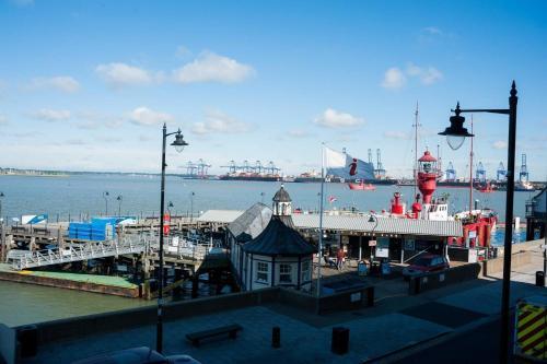 Admirals Harbour View 2-bed Apartment In Harwich, Harwich, 