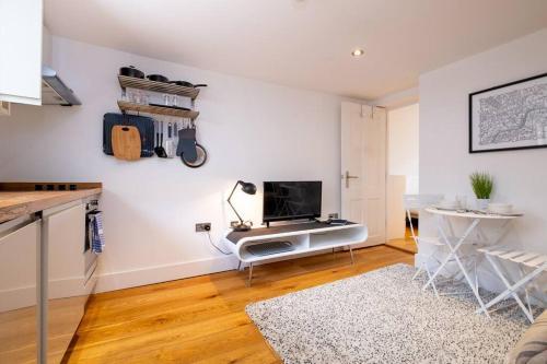 Cute, Cosy And Central - Modern One Bedroom Apt, Brighton, 