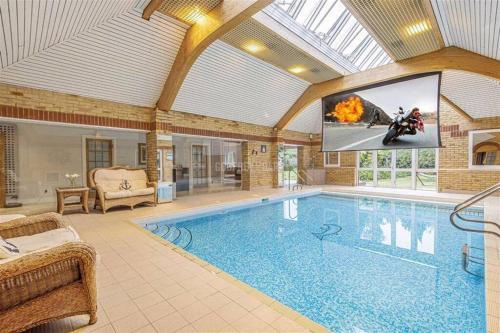 Large Luxurious Character House With Indoor Pool, Radlett, 