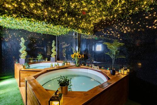 The Tudor Gathering - Events Groups - Up To 30 - Hot Tub, Chester, 