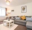 Family Friendly 3 Bed House By Airport - Sleeps 10