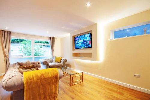 Luxury 3 Bed City-centre House + Free Parking On Drive In Private Park Est., Nottingham, 