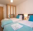 Spacious And Cheap Near Gatwick Airport- Woodfield Lodge- 2 Bedroom & 2 Bathroom - Beks Beds