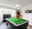 Hollington House With Games Room, Parking And Gardens