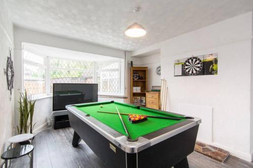 Hollington House With Games Room, Parking And Gardens, Nottingham, 