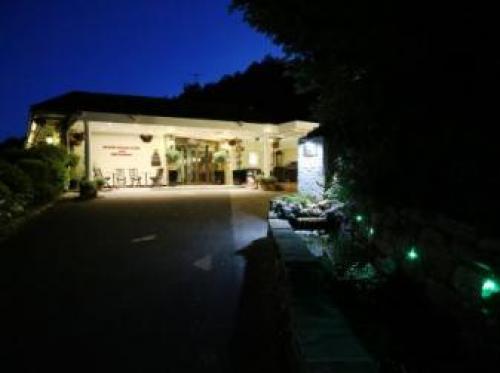 Oyo The Bridge House, Reigate, 