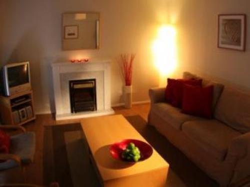Bright & Tranquil Apartment Close To City Centre, Edinburgh, 