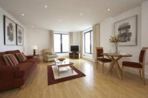 2 Bedrooms Modern Apartment, Lounge, Full Kitchen, Balcony, 5 Minutes Stratford Station, Stratford, 