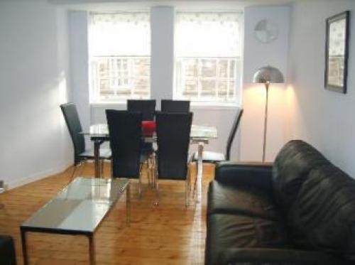 Sunny & Spacious Royal Mile Apt Dating From 1677, Edinburgh, 