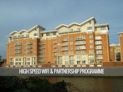 Stunning 1 Bedroom Apartment With Pool And View, Cardiff, 