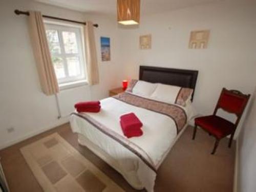 Bright 2 Bedroom Apartment With Parking In Edinburgh, Leith, 