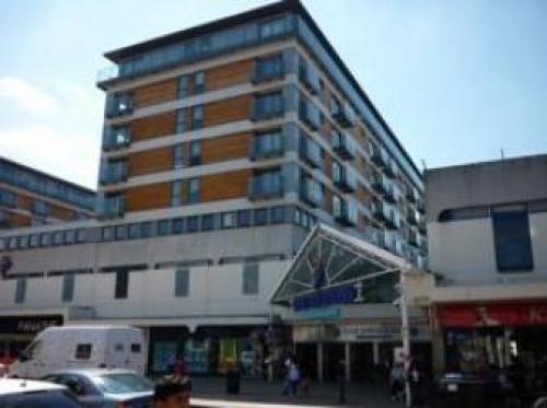 2 Bed Apartment - Close To Tube Station, Uxbridge, 