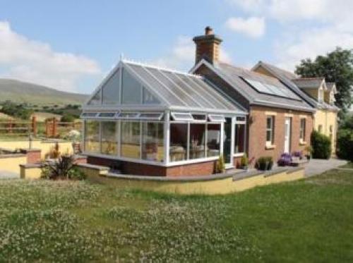 Brynhaul Bed And Breakfast, Pontfaen, 